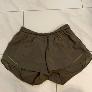 Lulu lemon athletica Hotty Hot Low Rise Short 4"